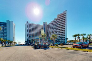 Property grounds - 16th floor condo with shared on-site pools, hot tub, restaurant, and bar (Destin)