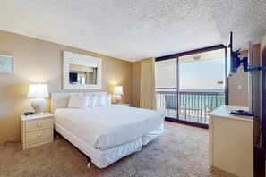 1 bedroom, iron/ironing board, Internet, bed sheets - 16th floor condo with shared on-site pools, hot tub, restaurant, and bar (Destin)