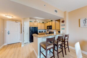 Jääkaappi, mikroaaltouuni, uuni, liesi