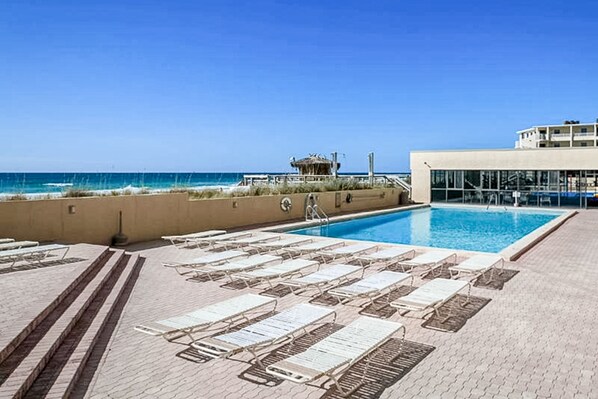 Una piscina cubierta, una piscina climatizada