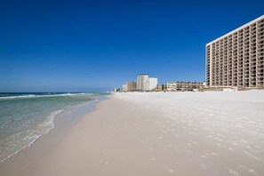 On the beach - 4th Floor Welcoming Condo, On-site pool w/ bar & restaurant (Destin)