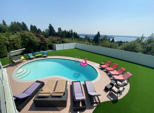 8 bedrooms,12 beds with amazing view & pool in Vancouver
