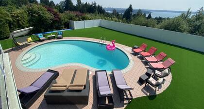 8 bedrooms,12 beds with amazing view & pool in Vancouver