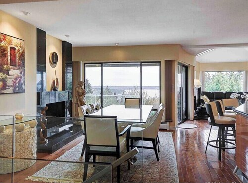8 bedrooms,12 beds with amazing view & pool in Vancouver