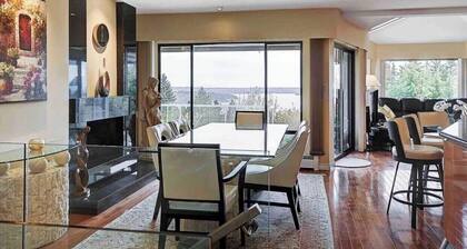 8 bedrooms,12 beds with amazing view & pool in Vancouver