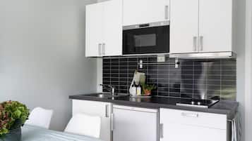 Réfrigérateur, micro-ondes, four, cafetiÚre/bouilloire