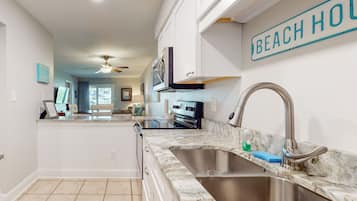 雪櫃、微波爐、焗爐、爐具