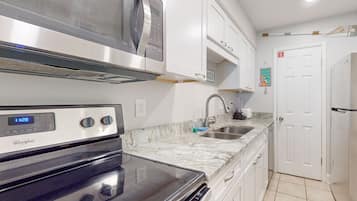 雪櫃、微波爐、焗爐、爐具