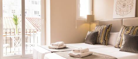 3 bedrooms, iron/ironing board, internet, bed sheets