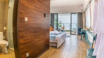 書桌、免費 Wi-Fi