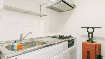 Fridge, microwave, stovetop, cookware/dishes/utensils