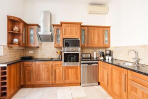 Refrigerador, microondas, horno y lavavajillas 