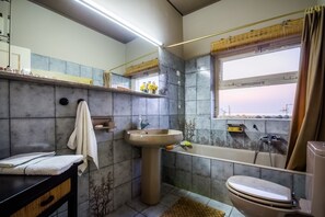 Ensemble douche/baignoire, sĂšche-cheveux, bidet, serviettes fournies