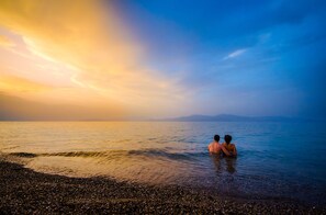 Accommodatie ligt op het strand, ligstoelen, strandlakens