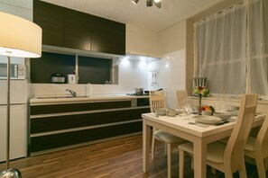Refrigerador, microondas, parrilla de estufa y utensilios de cocina