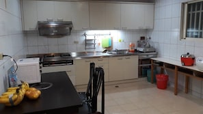 Casa básica, 5 habitaciones | Cocina privada | Refrigerador, microondas, horno y parrilla de estufa