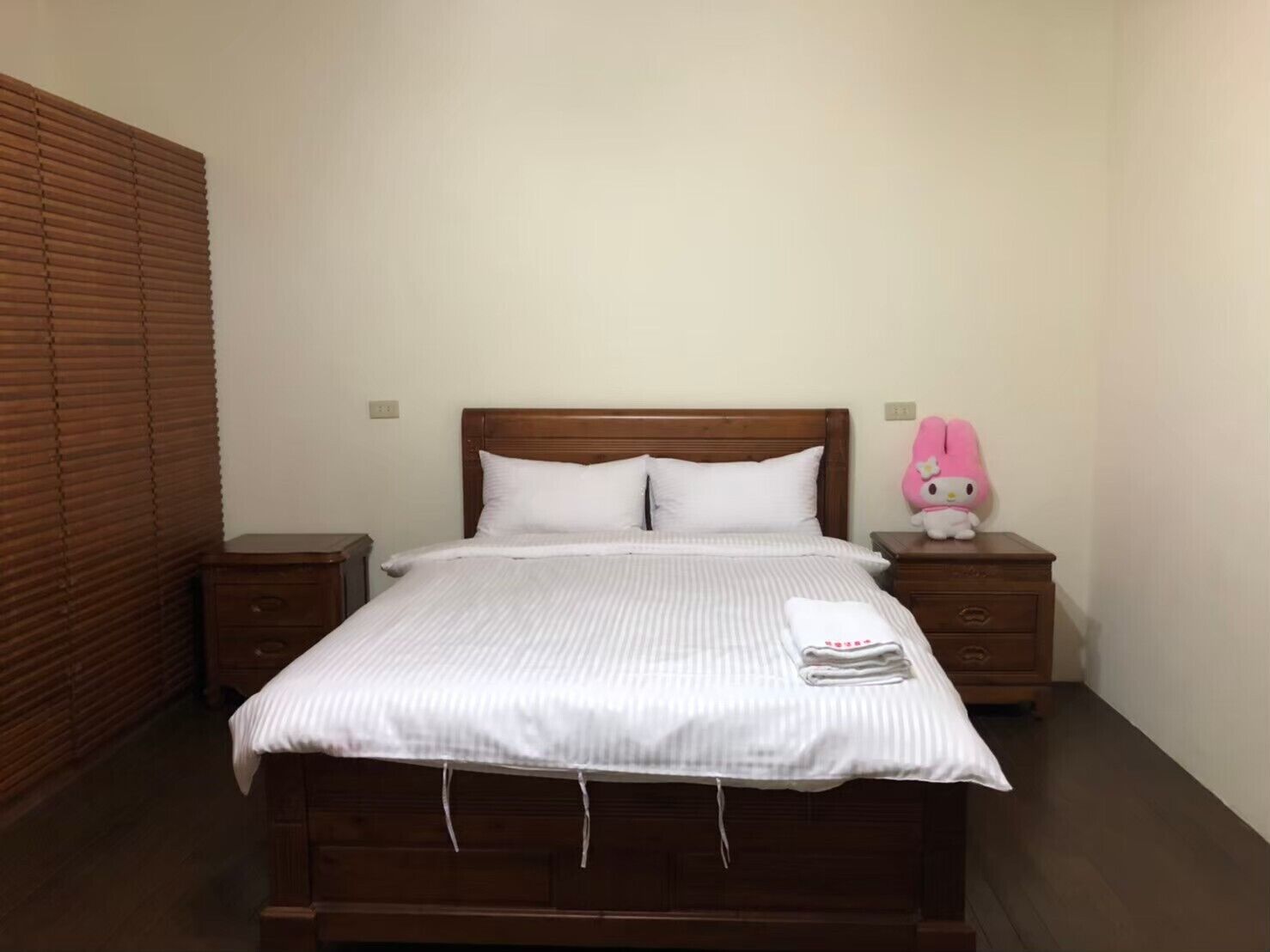 Muebles diferentes, escritorio, cortinas blackout y wifi gratis 