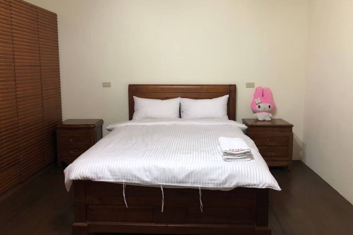 Muebles diferentes, escritorio, cortinas blackout y wifi gratis