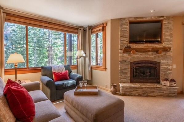 TV, DVD player - Book for the Holidays! Cozy Condo near Village of Northstar! Close to Chairlift! (Truckee)