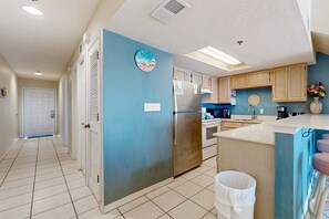 Fridge, microwave, oven, stovetop - Gulf-front condo with complimentary beach equipment - near shops & dining (Destin)