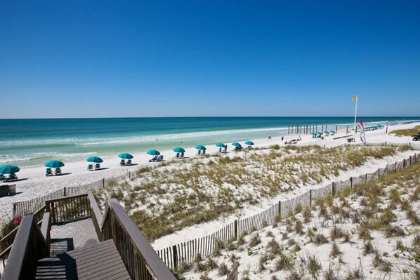 On the beach - Gulf-front condo with complimentary beach equipment - near shops & dining (Destin)