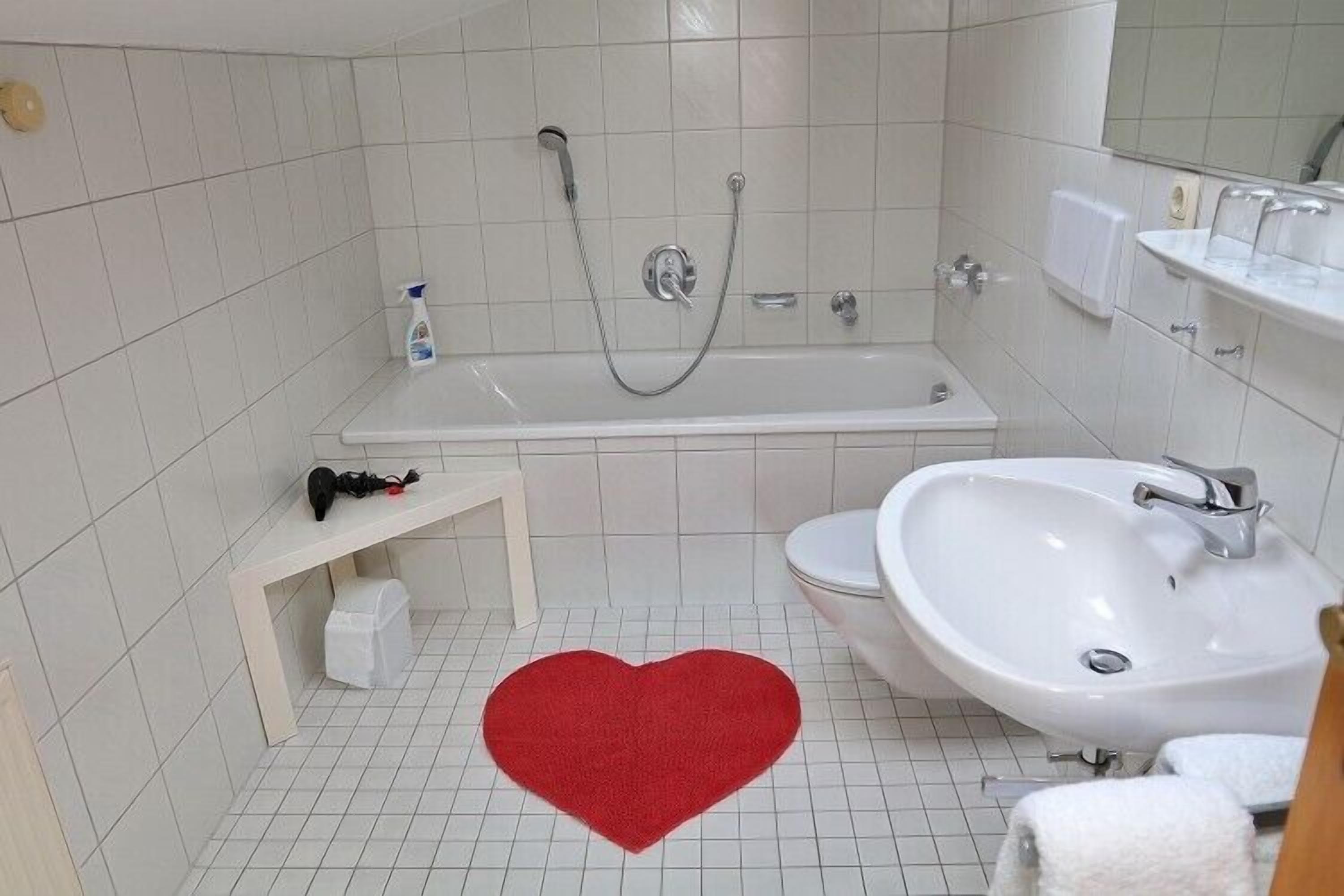 Une salle de bain avec une baignoire, un lavabo et des toilettes.