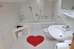 Badewanne, Haartrockner, Handtücher