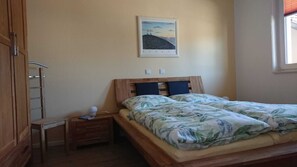 2 bedrooms, travel cot, wheelchair access