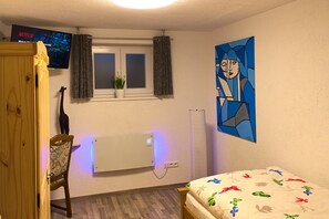 2 bedrooms, in-room safe, desk, iron/ironing board