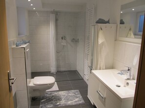 Een douche, een haardroger, handdoeken, zeep