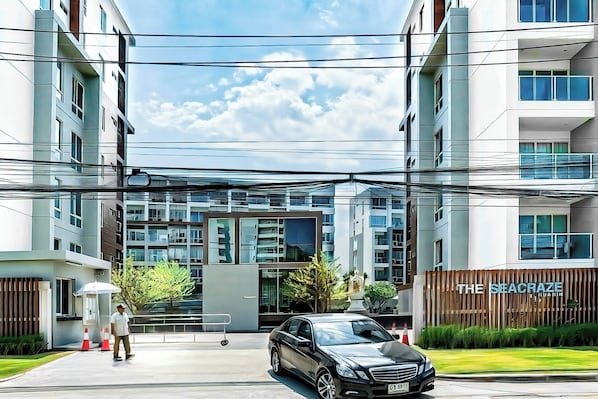 A modern building with a sign reading "The SeacrazE Huainan". - SEACRAZE D709 - 2 Bedroom - Near Beach (Tambon Nong Kae)