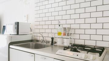 Fridge, microwave, stovetop, cookware/dishes/utensils