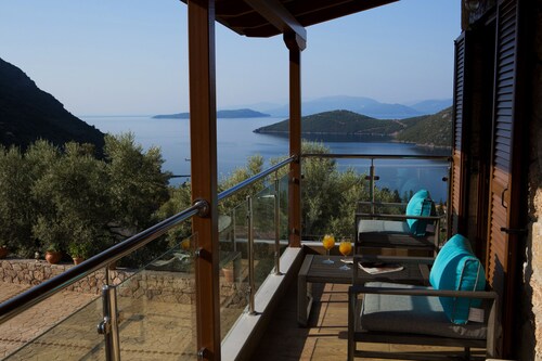 Luxury 6 bedroom villa with stunning view of Ionian sea in Mikros Gialos