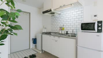 Fridge, microwave, stovetop, cookware/dishes/utensils