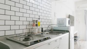 Fridge, microwave, stovetop, cookware/dishes/utensils