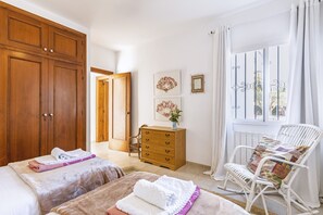 4 bedrooms, iron/ironing board, free WiFi, bed sheets