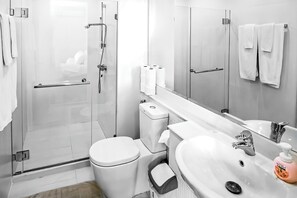 Doccia, asciugacapelli, asciugamani, sapone