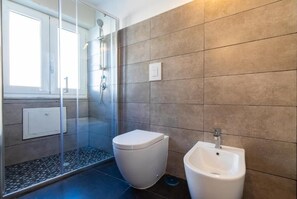 Douche, sèche-cheveux, bidet, papier toilette