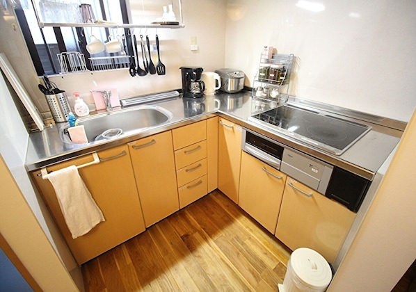 Réfrigérateur, micro-ondes, plaque de cuisson