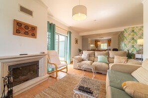 تلفزيون ذكي، مدفأة، مشغل دي في دي، كُتُب