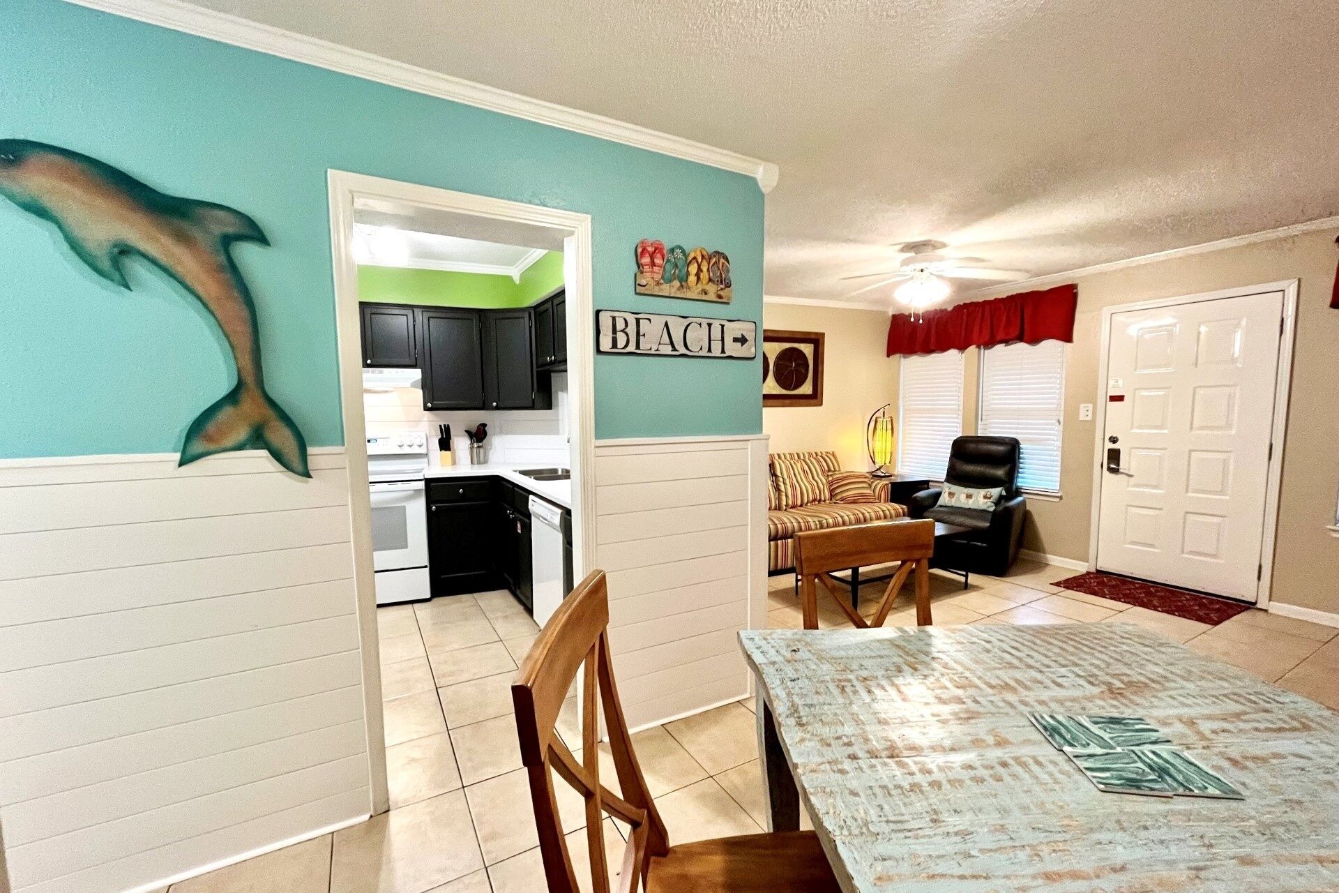 Appartement, 2 slaapkamers | Privékeuken | Een microgolfoven, een vaatwasser, kookgerei, borden en bestek