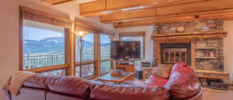 Condo, 3 Bedrooms | Living room