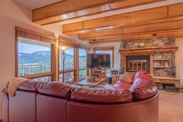 Condo, 3 Bedrooms | Living room