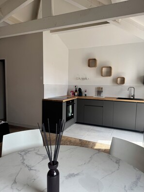 Kjøleskap, kokeplater, oppvaskmaskin og kaffetrakter/tekoker