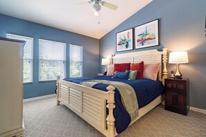 3 soverom, skrivebord, strykejern/-brett og reiseseng for barn