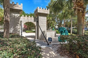 Property grounds - Retro 50s 3BR Villa with Pool and Waterpark Access Just 2 Miles from Disney (Kissimmee)