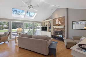 Tv, eldstad och dvd-spelare