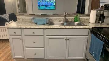 Réfrigérateur, micro-ondes, four, plaque de cuisson