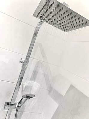 Luxury House, Hot Tub | Bathroom