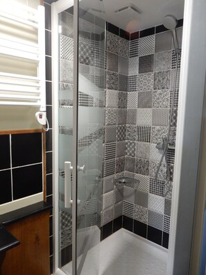 Regadera, secadora de cabello, toallas, jabón